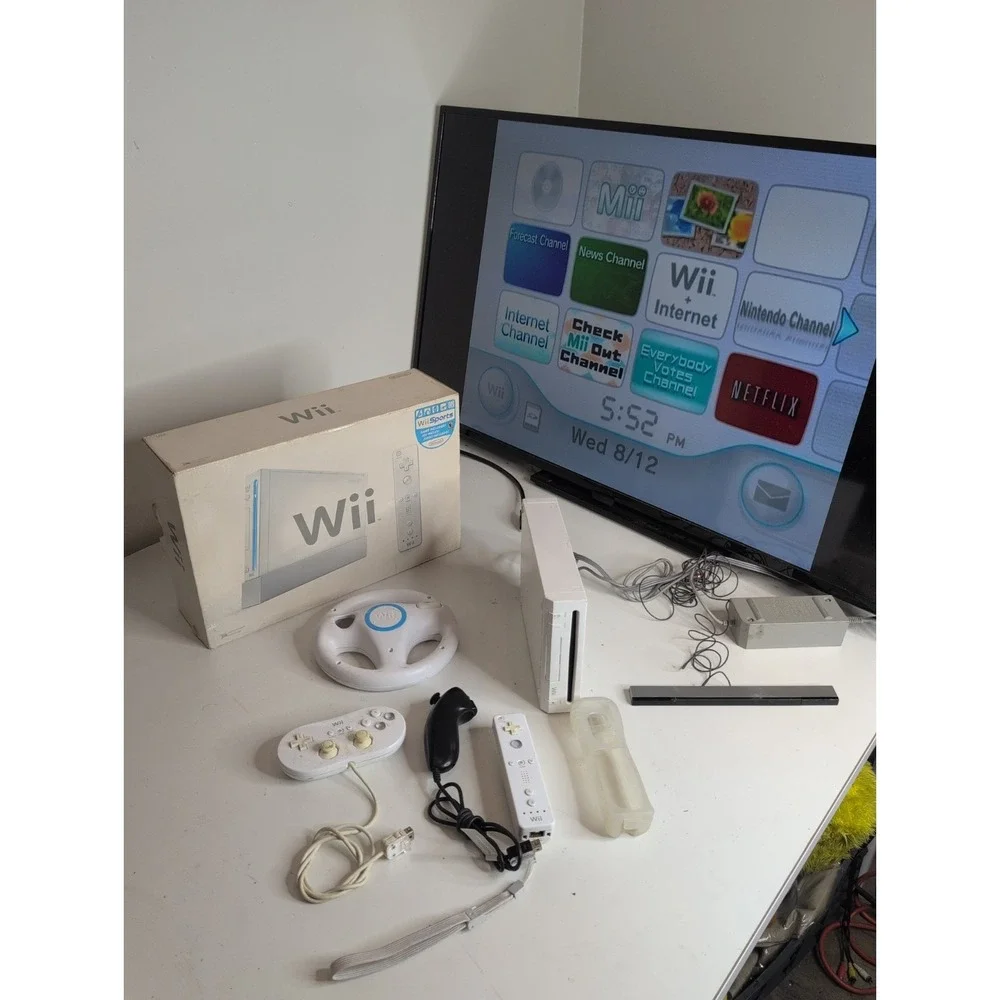 Nintendo RVL-101 Wii Console White w/ Box Controller Nunchuck Wheel And Wires